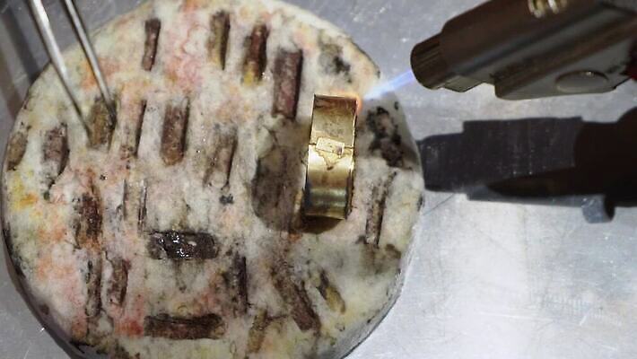 직업 디자인 산업 장신구 탁자 불 노동자 기술 사람없음 노란색 금속 장비 도구 공구 반지 작업 뜨거움 작업실 황금 고급 제조 은색 상품 보석 버너 만들기 난방 공예가 대장장이 백금 솜씨 핸드메이드 화상 MOV 해외동영상 클립영상 자연요소 컬러 가구 컨셉 모션 재질 상처 광석 동영상 파일형식