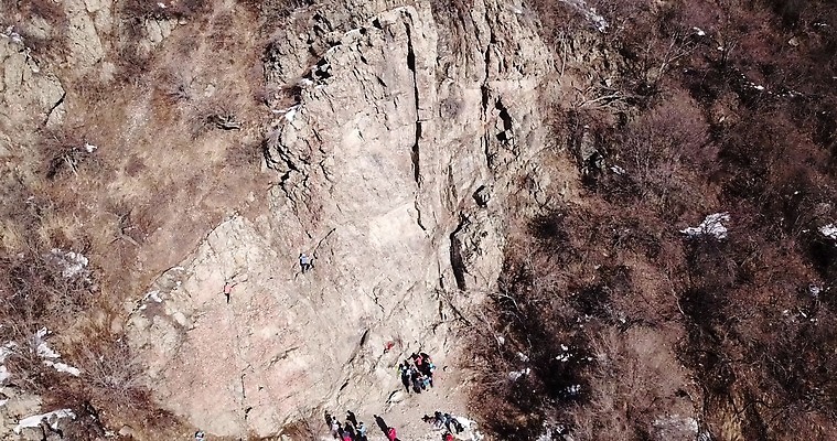 라이프스타일 여자 밧줄 벽 스포츠 모션 자연 성공 산 안테나 건강 안전 사람 사람없음 야외 운동 힘 등산 장비 도전 체험 정상 위험 집중 연습 오르기 항공촬영 드론 산악가 4K MP4 해외동영상 클립영상 줄 뷰포인트 컨셉 통신 생활 트래킹 생태계 동영상 파일형식