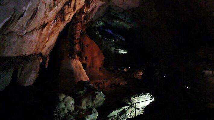 모자 응시 공원 지구 벽 여행 자연 바람 휴가 산 실내 그림자 미소 사람 성인 사람없음 여행객 걷기 탐험 바위 손전등 시간 구멍 역사 동굴 지하 내추럴 석회암 옛날 종유석 지질 지질학 MOV 해외동영상 클립영상 자연요소 시선 잡화 공공시설 교육 모션 날씨 조명 표정 내부 암석 돌_바위 생태계 동영상 파일형식