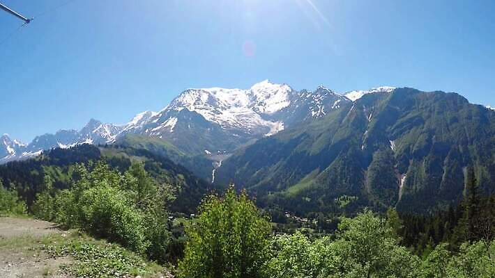나무 여행 포즈 교통시설 자동차 자연 하늘 휴가 산 파노라마 사람없음 야외 건물 빨간색 파란색 태양 기찻길 기차 프랑스 수확 흰색 소나무 역 숲 빙하 전차 리프트 마차 샤모니 절정 눈내림 1인칭시점 4K MP4 해외동영상 클립영상 자연요소 식물 건축물 시선 유럽 육상교통 교통수단 컬러 교통 농업 대중교통 눈_날씨 촬영기법 시설 생태계 동영상 파일형식