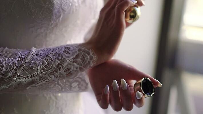 백인 손 결혼 비즈니스 결혼식 사람 성인 물 유행 화장품 기쁨 신선 비즈니스맨 고급 우아함 선택 고객 향수 향기 냄새 아로마 분무기 향 악취 데오드란트 돌봄 에어로졸 쾰른 세련 신청 MOV 해외동영상 클립영상 자연요소 서양인 남자 감정 컨셉 모션 독일 이벤트 신체부위 뷰티 직장인 동영상 파일형식