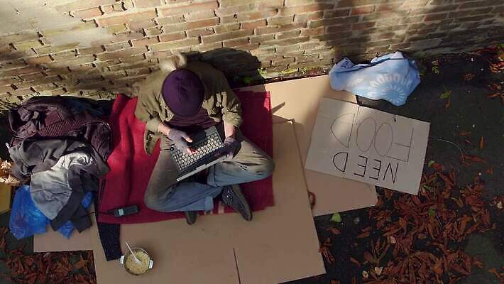 공원 거리 돌담 기술 한명 사람 앉기 야외 노트북 추위 타이핑 잡기 도시 닫기 가난 버리기 사인 리빙 중독 판지 거지 구걸 노숙자 무료 헬프 4K MP4 해외동영상 클립영상 1 공공시설 컨셉 모션 전자제품 담장 돌_바위 도움 동영상 파일형식