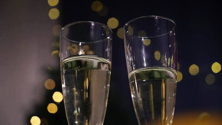 전통 커플 음료 음식 백그라운드 크리스마스 와인잔 공 유리 휴가 새해 기념 이벤트 사람없음 장식 빛 컬러풀 크리스마스트리 와인 축제 화환 거품 나뭇가지 축하 알코올 영혼 샴페인 12월 심볼 보케 전나무 크리스마스이브 주도 4K MOV 해외동영상 클립영상 나무 기념일 꽃 컬러 컨셉 술잔 관계 재질 주류 예절 날짜 동영상 파일형식