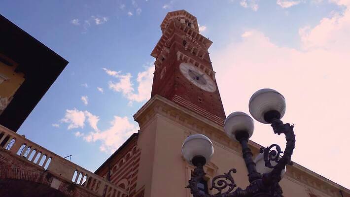유럽 문화 여행 건축양식 하늘 안테나 미술 사람없음 건물 물 강 도시풍경 교회 평화 탑 이탈리아 골동품 도시 중세 역사 저녁 땅 언덕 정사각형 타운 천연기념물 랜드마크 로마인 르네상스 베로나 옛날 사이프러스 4K MP4 해외동영상 클립영상 자연요소 도형 나무 건축물 건축 나라 컨셉 통신 종교건축 문화예술 인종 풍경 야간 동영상 파일형식