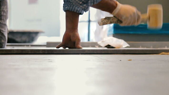 직업 산업 표면 노동자 바닥 실내 사람 사람없음 내부 건물 쌓기 장비 건설현장 공구 고리 보행로 수리 망치 타일 시멘트 정리 개발 건축업자 공예가 넣기 미장 석고 석공 콘크리트 MOV 해외동영상 클립영상 건축물 건축 길 모션 건설업 도구 동영상 파일형식