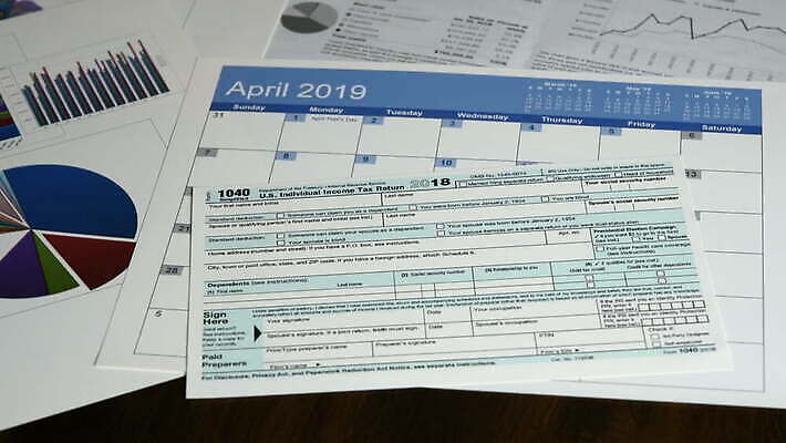 백인 손 종이 비즈니스 사람없음 금융 미국 계산기 달력 가리킴 업무 날짜 계획 정상 4월 책상 파일 엽서 법 머리위 회계 2018년 세금 수입 정부 조언 환불 과세 4K MOV 해외동영상 클립영상 서양인 가구 컨셉 북아메리카 문구용품 손짓 신체부위 경제 장비 작업 편지 연도 동영상 파일형식