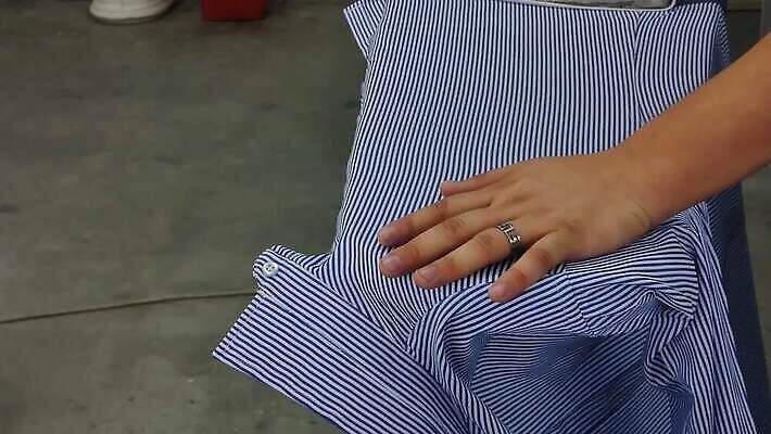 모양 손 디자인 옷 여자 산업 셔츠 공장 탁자 노동자 건조 파란색 기계 장비 공구 직물 잡기 업무 뜨거움 작업실 제조 수증기 바느질 철 만들기 언론 재단 재단사 다리미질 방법 조작 진짜 MP4 해외동영상 클립영상 직업 컬러 가구 상의 공업 모션 사람 신체부위 도구 작업 동영상 파일형식