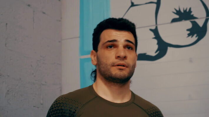 백인 직업 남자 얼굴 스포츠 장갑 운동화 2 신체 함께함 기술 성인 두명 일상 운동복 상자 갈색 힘 권투 거울 작업 집중 준비 체육관 싸움 돌봄 마우스피스 운동가 킥복싱 MOV 해외동영상 클립영상 서양인 잡화 옷 컬러 신발 컨셉 모션 사람 라이프 신체부위 격투기 동영상 파일형식