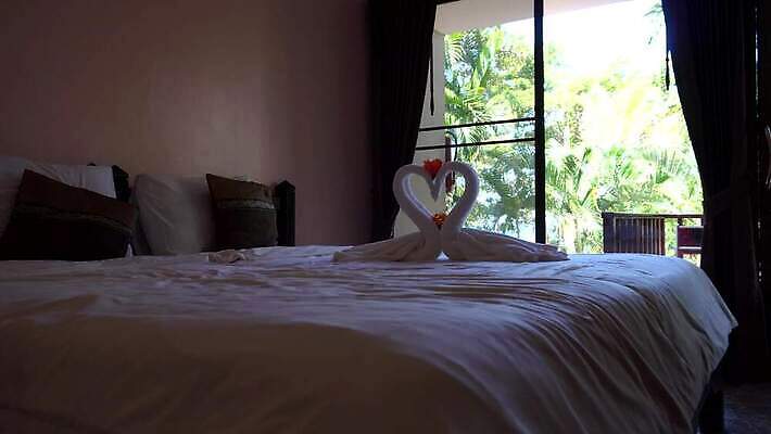 디자인 커플 기념일 섬 여행 결혼 창문 모션 태국 호텔 휴식 열대 아파트 발렌타인데이 사랑 사람없음 장식 수건 야자수 태양 숫자 맑음 스파 기쁨 침실 방 낭만 흰색 하트 침대 배열 심볼 휴양지 백조 꿀 예약 여관 푸켓 호스텔 4K MP4 해외동영상 클립영상 자연요소 모양 나무 문자 감정 아시아 컬러 가구 컨셉 관계 데이이벤트 조류 숙소 날씨 주택 이벤트 위생용품 장소 동영상 파일형식