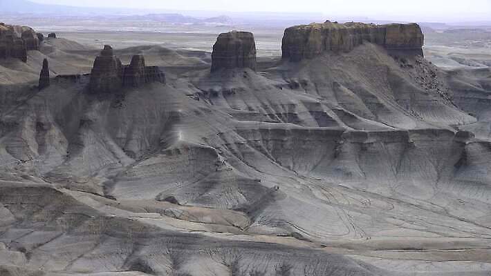 여행 공장 자연 하늘 산 건조 풍경 사람없음 야외 파란색 골짜기 계곡 미국 회색 사막 달 암석 바위 황무지 스카이라인 랜드마크 지질학 불모지 4K MP4 해외동영상 클립영상 자연요소 교육 컬러 북아메리카 공업 돌_바위 생태계 동영상 파일형식