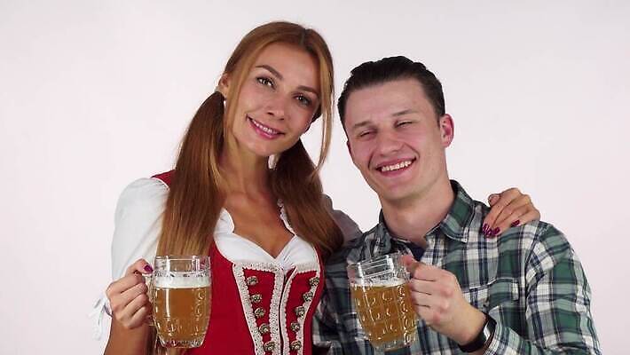 전통 라이프스타일 커플 드레스 행복 음료 휴가 기념 맥주 함께함 독일 사랑 사람 두명 섹시 축제 마시기 알코올 바 맛 웨이트리스 웨이터 서비스 토스트 주말 던들 양조 양조장 옥토버페스트 전국 바이에른 맛있는 4K MOV 해외동영상 클립영상 직업 옷 감정 유럽 빵 컨셉 관계 모션 주류 생활 종업원 동영상 파일형식