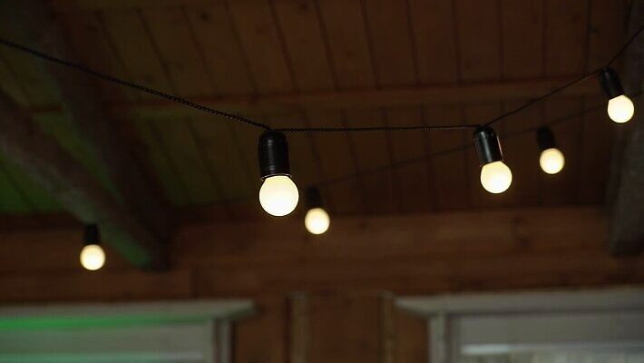 줄 결혼 전구 휴가 조명 주택 매달리기 사람없음 장식 빛 노란색 파티 축제 화환 황혼 모임 수확 등불 램프 축하 야간 저녁 오브젝트 잔치 보케 빛망울 광 뒤뜰 텅스텐 MOV 해외동영상 클립영상 자연요소 꽃 컬러 컨셉 농업 모션 이벤트 건물 일몰 원소 동영상 파일형식