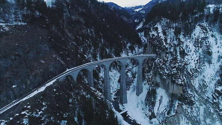 나무 겨울 자연 하늘 산 안테나 풍경 사람없음 야외 골짜기 기찻길 추위 흰색 터널 저녁 숲 스위스 알프스 갸우뚱 공학 항공촬영 구름다리 랜드마크 옛날 조감도 4K 틸트업 MOV 해외동영상 클립영상 식물 계절 교육 유럽 길 뷰포인트 컬러 통신 모션 촬영기법 다리_건축물 야간 생태계 동영상 파일형식