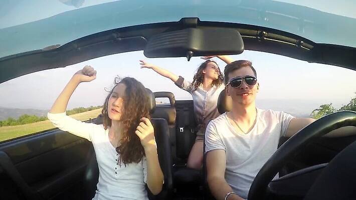 라이프스타일 커플 여자 행복 도로 여행 자동차 휴가 갈색머리 미소 사람 사람없음 야외 여름 친구 햇빛 태양 파티 일몰 기쁨 꿈 운전 운전사 고급 오픈카 자동 MP4 해외동영상 클립영상 자연요소 직업 헤어스타일 계절 감정 길 육상교통 컨셉 관계 교통시설 모션 승용차 표정 이벤트 생활 노을 동영상 파일형식