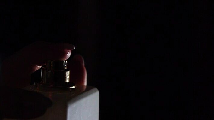 손 백그라운드 신체 유리 사람없음 물 위생용품 뷰티 유행 검은색 화장품 물방울 신선 화려 액체 고급 우아함 떨어짐 컨테이너 향수 향기 냄새 아로마 분무기 향 아로마테라피 고립 돌봄 압력 에센스 위생관리 쾰른 MOV 해외동영상 클립영상 자연요소 산업 컬러 생활용품 컨셉 모션 재질 독일 관리 신체부위 테라피 동영상 파일형식