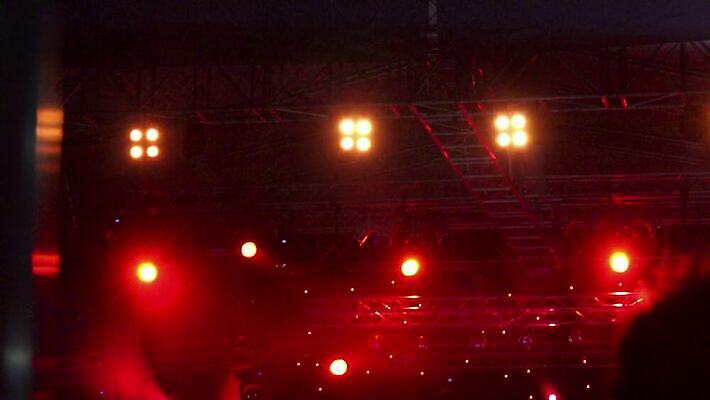 행복 실루엣 별 음악 노래 사람 이벤트 사람없음 야외 장식 빛 청춘 파티 축제 어둠 콘서트 공연 음악가 장비 무대 안개 광선 램프 팬 그룹 연기 군중 큼 클럽 쇼 장면 스포트라이트 빛망울 반사경 연극 광 뮤지컬 펑크 생존 많음 효과 4K MP4 해외동영상 클립영상 자연요소 직업 감정 컨셉 날씨 문화예술 조명 촬영기법 크기 동영상 파일형식