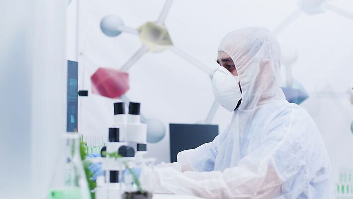 식물 직업 1 교육 산업 과학 잎 자연 노동자 현미경 실험 작업복 가면 사람 사람없음 초록색 장비 시험 성장 흰색 작업 실험실 보호 생명공학 연구원 과학자 확인 대학교 생물학 공학 내추럴 묘목 유전 유전자변형 4K MOV 해외동영상 클립영상 나무 옷 컬러 컨셉 의학 학교 실험기구 생태계 동영상 학자 파일형식