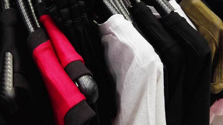 백인 라이프스타일 드레스 옷 여자 행복 백그라운드 비즈니스 실내 사람 성인 사람없음 쇼핑 유행 세일 상점 직물 면 선택 구매 옷걸이 쇼핑몰 수집 고객 상업 소매 부티크 쇼퍼홀릭 신발장 스타일 4K MP4 해외동영상 클립영상 서양인 감정 컨셉 내부 생활 동영상 파일형식