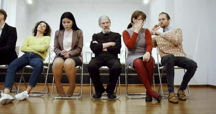 직업 여자 남자 의자 실내 대화 미소 사람 여러명 검은색 듣기 모임 자신감 원형 그룹 분석 상담 중독 정신과 정신과의사 조언 치료사 헬프 심리치료 4K MP4 해외동영상 카운슬러 클립영상 도형 감정 컬러 가구 다수 컨셉 모션 표정 병원 말하기 내부 치료 의사 도움 상담원 동영상 심리 파일형식