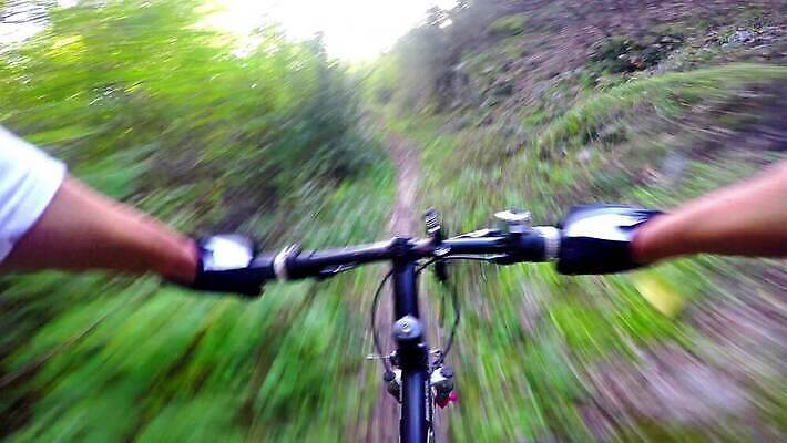 스포츠 포즈 자국 모션 자연 산 건강 사람 경사 사람없음 야외 운동 자전거 승차 소프트포커스 숲 속도 흥분 순환 사이클링 바이크레이서 바이킹 블러 1인칭시점 4K MP4 해외동영상 클립영상 시선 감정 촬영기법 바이크 육상스포츠 생태계 동영상 파일형식