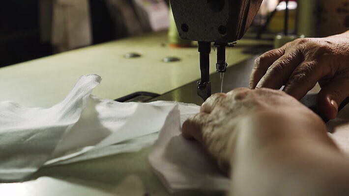 직업 손 디자인 드레스 옷 여자 산업 패턴 비즈니스 손가락 공장 직장 실내 가면 유행 기계 장비 기구 공구 직물 업무 바늘 작업실 수술 바느질 디자이너 천 묘사 질감 땀 만들기 조심 수공예 재단 재단사 핸드메이드 스타일 코로나바이러스 4K MOV 해외동영상 클립영상 무늬 회사 공업 의학 모션 사람 내부 신체부위 치료 도구 작업 바이러스 공예 동영상 파일형식