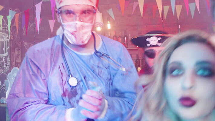 캐릭터 백그라운드 휴가 조명 사람 장식 친구 청춘 파티 어둠 황혼 우정 기쁨 할로윈 의사 마시기 알코올 춤 바 그룹 야간 무서움 만취 클럽 디스코 마녀 변장 해적 외과 10월 흡혈귀 호러 유흥 4K MOV 해외동영상 클립영상 자연요소 감정 음악 컨셉 의학 관계 모션 문화예술 병원 이벤트 일몰 의료진 날짜 도둑 공포 동영상 술취함 파일형식