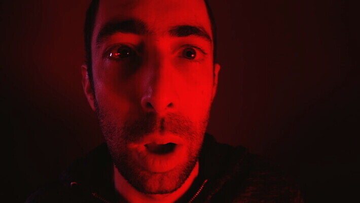 백인 남자 감정 얼굴 스트레스 건강 한명 사람 성인 빨간색 어둠 놀람 고통 표현 닫기 호흡 위험 무서움 불안 걱정 흥분 공포 충격 긴장 압력 위기 혼란 MOV 해외동영상 클립영상 서양인 1 컬러 컨셉 모션 표정 신체부위 동영상 파일형식