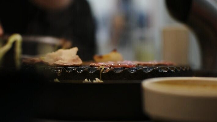 전통 접시 선 음식 조각 백그라운드 재료 한국 육류 돼지고기 요리 동양인 사람없음 파티 주방 일본 식사 저녁식사 침묵 소고기 흰색 신선 뜨거움 소 닫기 연기 그릴 바비큐 먹기 배고픔 준비 날것 슬라이스 대리석 깨 갈비뼈 등심 뷔페 맛있는 MOV 해외동영상 클립영상 식기 아시아 컬러 식재료 포유류 모션 주방용품 뼈 인종 이벤트 소리 조미료 동영상 파일형식