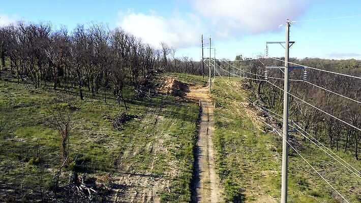 나무 구름 도로 길 여행 자연 하늘 불 산 안테나 풍경 사람없음 야외 초록색 파란색 햇빛 갈색 환경 계곡 전선 흰색 호주 숲 땅 전화기 먼지 암초 동영상 드론 선로 4K MP4 해외동영상 클립영상 자연요소 식물 컬러 통신 교통시설 태양 오세아니아 생태계 파일형식