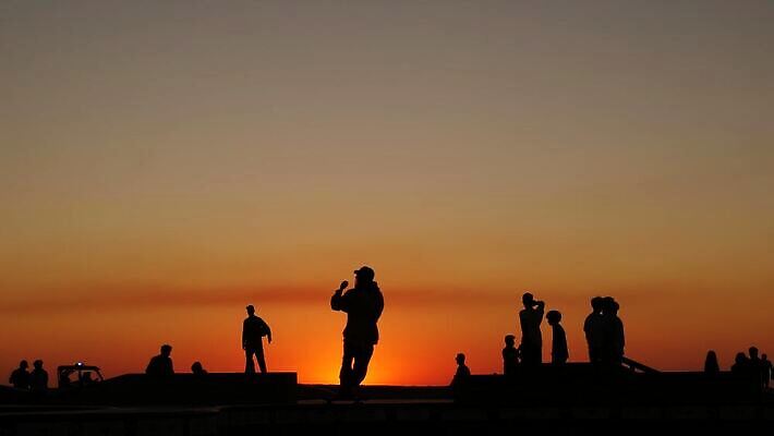 라이프스타일 실루엣 어린이 스포츠 백그라운드 하늘 거리 기술 사람 경사 사람없음 야외 빛 일출 점프 미국 일몰 스케이트 스케이트보드 소프트포커스 연습 역동적 캘리포니아 베네치아 스케이터 스케이트장 로스앤젤레스 고립 그런지 프리스타일 스타일 카피스페이스 4K 산타모니카 MP4 해외동영상 클립영상 스포츠용품 컨셉 북아메리카 스포츠시설 모션 운동선수 촬영기법 생활 노을 이탈리아 공백 보드_스포츠 동영상 파일형식
