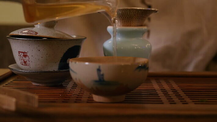 전통 아시아 문화 얼굴 음료 한명 동양인 앞모습 빨간색 초록색 일본 중국 신선 뜨거움 사발 붓기 닫기 맛 녹차 향기 냄새 아로마 서빙 주인 우롱차 MOV 해외동영상 클립영상 1 나라 뷰포인트 컬러 컨셉 모션 사람 인종 신체부위 차_음료 사기그릇 동영상 파일형식