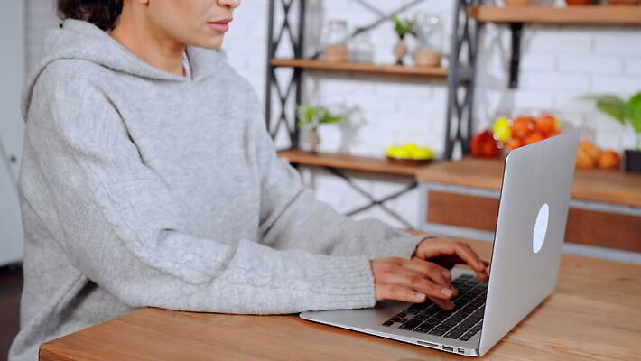 백인 직업 라이프스타일 여자 인터넷 비즈니스 사업가 아침 주택 직장 실내 한명 미소 성인 내부 노트북 쇼핑 컴퓨터 주방 타이핑 업무 작업 비즈니스우먼 닫기 온라인 전자상거래 채팅 4K MOV 해외동영상 슬로모션 클립영상 주간 서양인 1 회사 모션 촬영기법 표정 사람 건물 생활 전자제품 직장인 동영상 파일형식