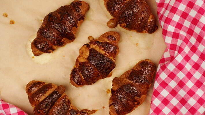 전통 종이 음식 디저트 요리 사람없음 빨간색 갈색 식사 빵집 튀김 껍질 신선 뜨거움 황금 달콤 맛 아침식사 정상 밀 굽기 냅킨 회전 반죽 롤 프랑스어 번 양피지 페스츄리 핸드메이드 맛있는 4K MOV 해외동영상 클립영상 문자 빵 컬러 컨셉 곡류 상점 구이 동영상 파일형식