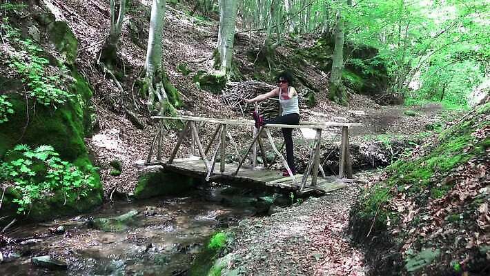 백인 1 라이프스타일 웰빙 공원 여자 스포츠 십자가 신체 자연 근육 건강 사람없음 야외 가로 운동 힘 봄 장비 바 몸무게 숲 싱글 체육관 근육질 체조 평행 이두근 MP4 해외동영상 클립영상 서양인 계절 공공시설 사람 생활 몸매 생태계 동영상 파일형식