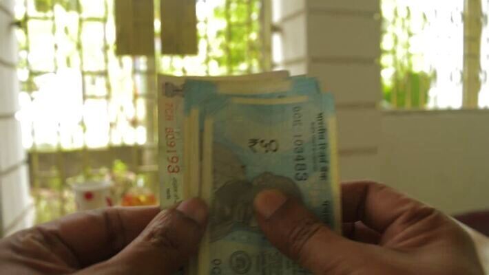 손 백그라운드 지폐 돈 비즈니스 손가락 탁자 성공 새로움 한명 앞모습 금융 쌓기 저축 계산기 비즈니스맨 계산 변화 재산 가격 투자 결제 수익 대출 빚 부정부패 세금 예산 환불 비용 MOV 해외동영상 클립영상 1 남자 뷰포인트 가구 컨셉 모션 문구용품 사람 신체부위 경제 장비 직장인 동영상 파일형식