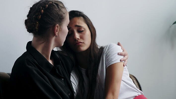 백인 여자 감정 포옹 청소년 키스 함께함 실내 두명 친구 뷰티 외침 우정 만지기 슬픔 잡기 닫기 돌봄 적자 지원 혼혈 4K MOV 해외동영상 클립영상 서양인 컨셉 관계 안기 모션 사람 내부 소리 애정표현 다문화 동영상 파일형식