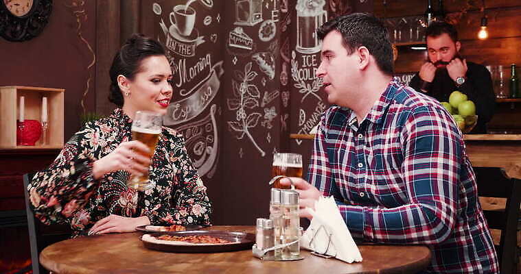 백인 라이프스타일 커플 행복 음료 음식 유리 탁자 휴가 맥주 피자 함께함 실내 대화 미소 웃음 사람 내부 친구 파티 식당 모임 축하 알코올 칵테일 바 그룹 야간 저녁 계산대 주말 채팅 유흥 4K MOV 해외동영상 클립영상 자연요소 서양인 감정 가구 컨셉 관계 재질 주류 패스트푸드 서양음식 표정 말하기 이벤트 생활 상점 동영상 파일형식