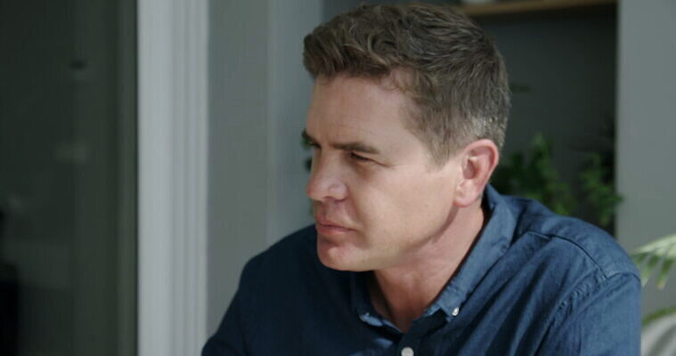 남자 커피 음료 음식 중년 가구 공 가정 아프리카 탁자 실내 한명 앉기 일상 머그컵 마시기 사발 아침식사 먹기 남아프리카 따뜻한음료 케이프타운 4K 틸트업 MOV 해외동영상 클립영상 1 나라 생활용품 모션 촬영기법 사람 성인 내부 라이프 컵 식사 사기그릇 동영상 남아프리카공화국 파일형식