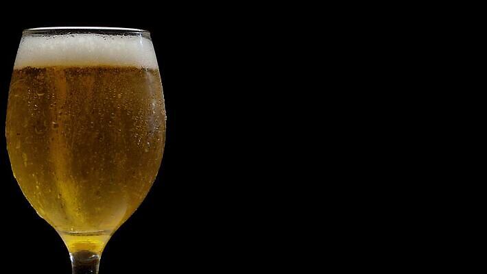 전통 라이프스타일 음료 유리 검은배경 맥주 사람없음 물 빛 갈색 파티 어둠 거품 추위 물방울 알코올 신선 투명 액체 닫기 시원함 갈증 가득함 상쾌 회전 돌리기 되감기 스카우트 맛있는 4K MP4 해외동영상 클립영상 자연요소 감정 컬러 백그라운드 모션 재질 주류 이벤트 생활 검은색 동영상 파일형식