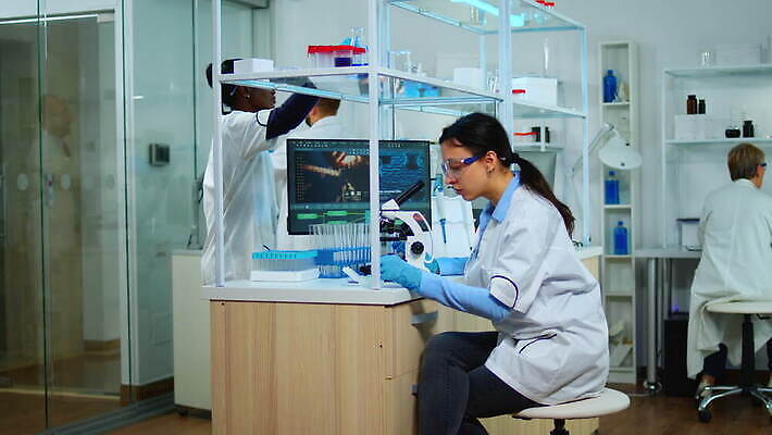 직업 과학 건강 현미경 실험 사람없음 치료 약 검은색 장비 간호사 의사 그룹 엔지니어 실험실 바이러스 보호 질병 생명공학 연구원 과학자 분석 직원 생물학 하이테크 미생물 다민족 혁명 개발 백신 전염병 화학자 코로나바이러스 4K MOV 해외동영상 클립영상 교육 컬러 컨셉 의학 생물 기술 실험기구 의료진 기술자 동영상 학자 파일형식