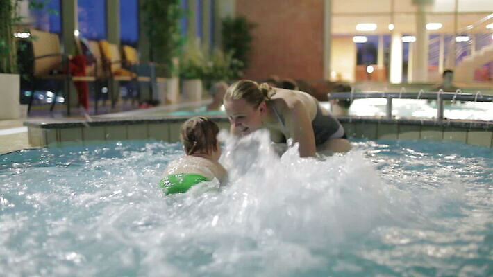 백인 라이프스타일 여자 어린이 2 신체 장난 가족 놀이 엄마 휴식 건강 사람 소년 성인 물 파란색 상점 수영 스파 기쁨 육아 게임 누드 당구 휴양지 걸음마 돌봄 에스토니아 MOV 해외동영상 클립영상 자연요소 서양인 남자 감정 유럽 컬러 컨셉 관계 모션 생활 구기 장소 수상스포츠 동영상 파일형식