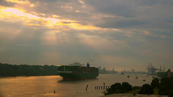 산업 교통시설 하늘 독일 사람없음 야외 물 빛 강 햇빛 항구 새벽 지역 함부르크 4K 락다운 MOV 해외동영상 클립영상 자연요소 유럽 교통 태양 시설 동영상 파일형식