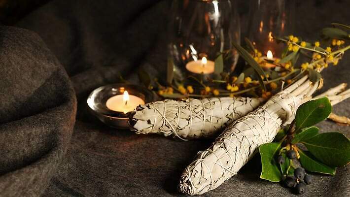 잎 포장 요가 휴식 여러명 사람없음 장식 미국 화목 흰색 연기 샌들 신비 인도인 청소 명상 보따리 향기 아로마테라피 내추럴 연소 세이지 자연요법 4K MP4 해외동영상 클립영상 외국인 식물 웰빙 컬러 다수 신발 컨셉 북아메리카 사람 동양인 냄새 테라피 동영상 파일형식