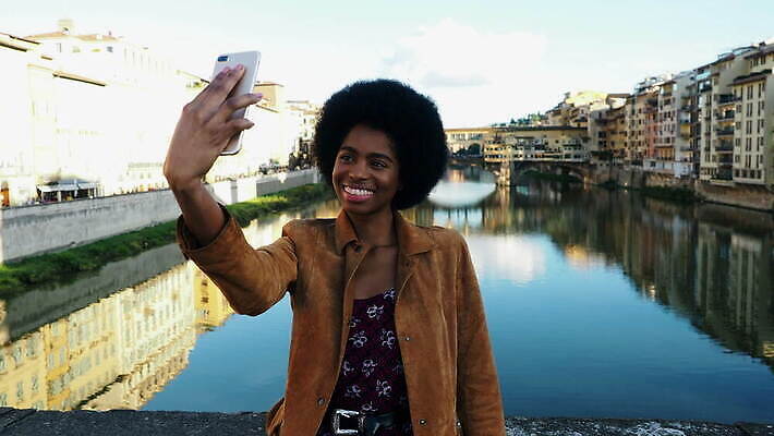 라이프스타일 여자 건축양식 청소년 무선통신 주택 한명 서기 미소 웃음 20대 야외 캐주얼 물 빛 스마트폰 핸드폰 강 반사 유행 사진촬영 이탈리아 잡기 도시 셀프카메라 전화기 미녀 개성 통화 연립주택 토스카나 성인여자만 성인여자한명만 힙스터 혼혈 남유럽 4K MOV 해외동영상 클립영상 자연요소 1 옷 패션 건축 유럽 통신 모션 표정 사람 청년 건물 생활 전자제품 스마트기기 촬영 미인 다문화 동영상 여자만 여자한명만 성인만 파일형식