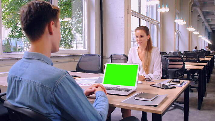 나무 응시 2 회사 비즈니스 통신 창문 대화 미소 두명 노트북 사무실 장비 과학기술 업무 비즈니스맨 비즈니스우먼 체험 우아함 종업원 집중 연습 책상 동료 직원 보고서 타입 경영 고용 과로 동의 채팅 콜라보레이션 4K MOV 해외동영상 클립영상 식물 직업 시선 여자 남자 가구 컨셉 관계 기술 표정 말하기 사람 전자제품 구직 작업 직장인 동영상 채용 파일형식