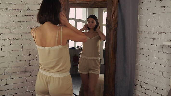 라이프스타일 디자인 응시 여자 아침 주택 실내 표정 한명 서기 미소 사람 20대 성인 내부 30대 빛 뷰티 반사 침실 거울 흰색 자신감 싱글 리빙 내추럴 유아독존 혼자 스타일 4K MOV 해외동영상 클립영상 주간 1 시선 감정 컬러 모션 청년 건물 생활 장년 동영상 파일형식