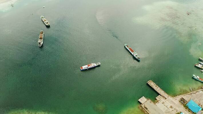 산업 바다 여행 백그라운드 비즈니스 교통시설 자연 표면 날씨 풍경 사람없음 야외 물 여름 빛 항구 침묵 화물 전원 만 무역 함선 상업 장면 수납 포트 물류 내추럴 넘어짐 조감도 터미널 4K MOV 해외동영상 클립영상 자연요소 계절 교통 배_교통 모션 소리 운송업 전기에너지 시설 생태계 동영상 파일형식