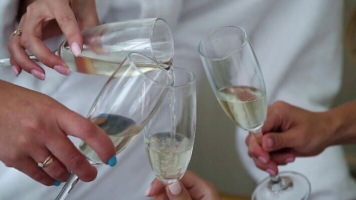 백인 손 여자 기념일 음료 결혼 와인잔 응원 유리 성공 아침 휴가 기념 주류 사람 이벤트 파티 와인 축제 침실 흰색 축하 알코올 잡기 목욕가운 칵테일 생일 액체 아침식사 샴페인 토스트 유리그릇 메를로 양조장 스플래쉬 MOV 해외동영상 클립영상 주간 서양인 그릇 빵 컬러 컨셉 술잔 모션 재질 신체부위 식사 가운 동영상 파일형식