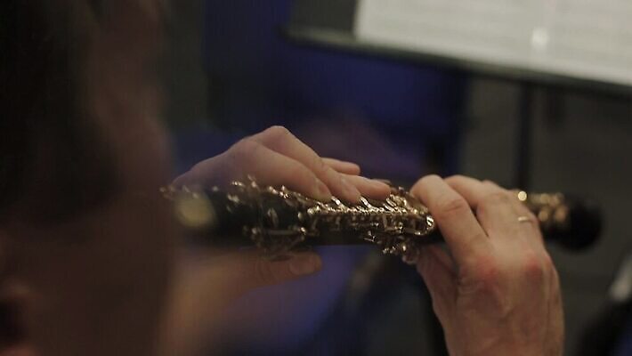 손 음악 놀이 바람 미술 한명 사람 이벤트 빛 검은색 소리 콘서트 공연 연주자 음악가 기구 클래식 오브젝트 트럼펫 재즈 오케스트라 교향곡 뮤지컬 스타일 MOV 해외동영상 클립영상 자연요소 직업 1 컬러 컨셉 날씨 문화예술 신체부위 악단 금관악기 동영상 파일형식