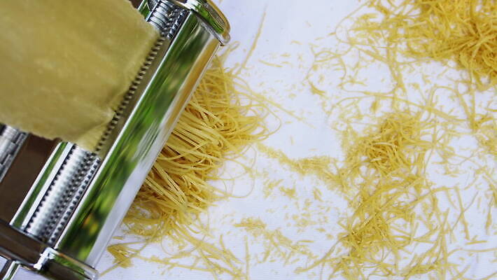 손 여자 줄 음식 빵 탁자 추상 주택 건조 파스타 건강 스파게티 관리 사람 사람없음 햇빛 노란색 기계 이탈리아 면 업무 수프 자르기 시리얼 국수 반죽 만들기 밀가루 라비올리 라자냐 마카로니 이스트 특별함 핸드메이드 토르텔리니 4K MOV 해외동영상 클립영상 유럽 컬러 가구 컨셉 무늬 모션 서양음식 건물 신체부위 태양 면류 작업 이탈리아음식 가루 동영상 파스타면 파일형식